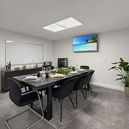 Event- & Komfortzone Fuer Gruppen In Apartment
